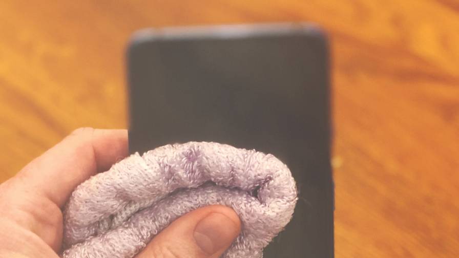 Guide: How to clean your phone
