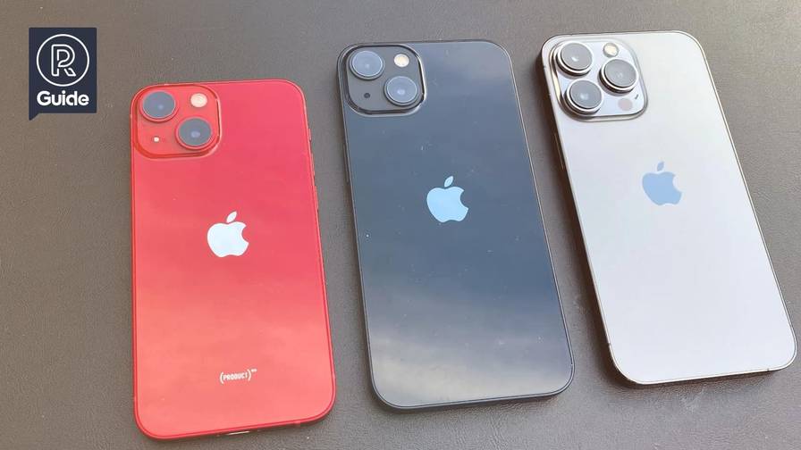 Iphone 13 mini, Iphone 13 and Iphone 13 Pro on a table