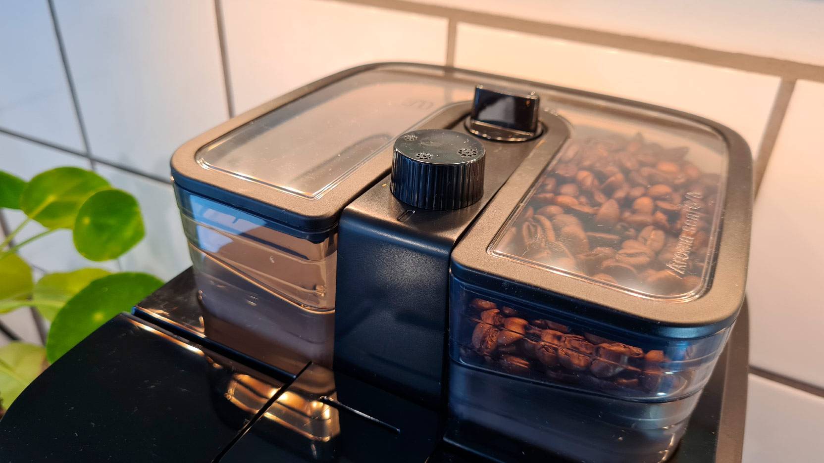 Image of the two-section container for whole coffee beans in the Philips Grind and Brew HD7769 coffee machine with built-in coffee grinder