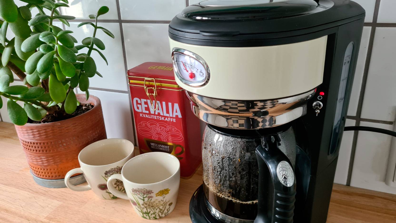 Image of the cream-coloured Russell Hobbs Retro coffee machine brewing a jug of coffee