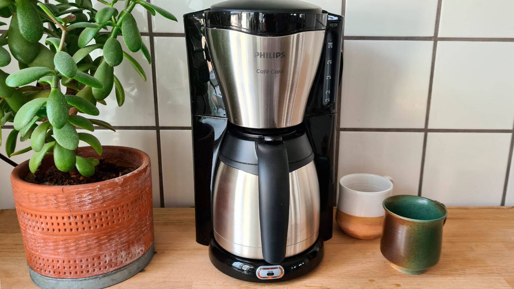 Image of Philips HD7456 Café Gaia brewing a jug of coffee