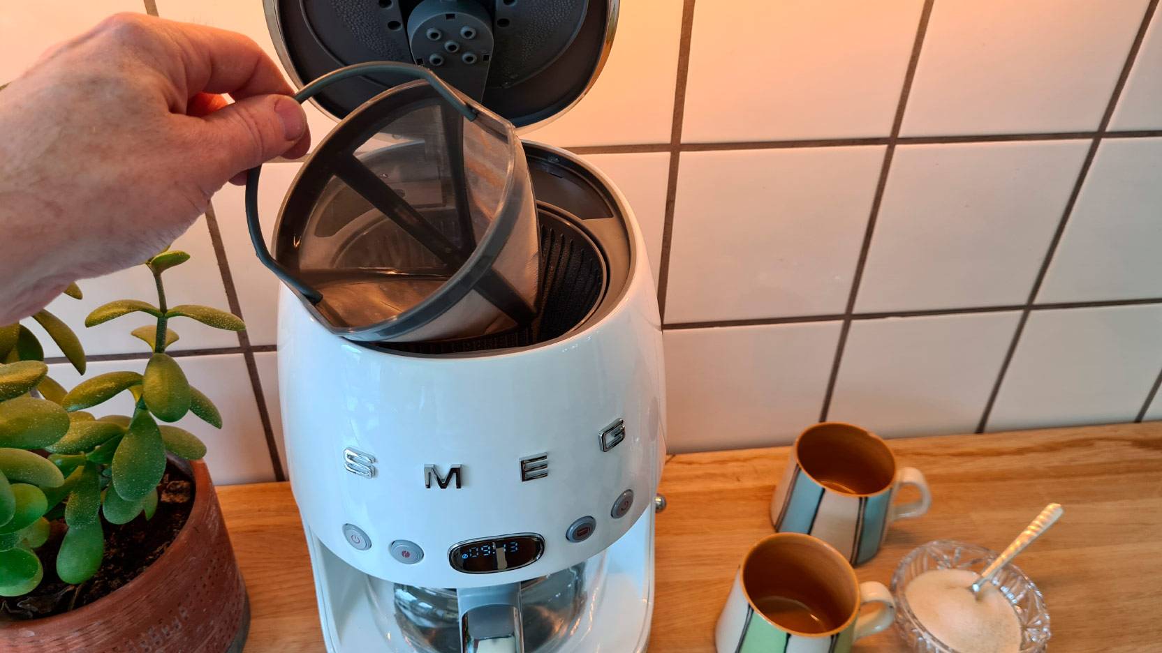 Image of the “permanent” coffee filter in the Smeg DFC02 coffee brewer