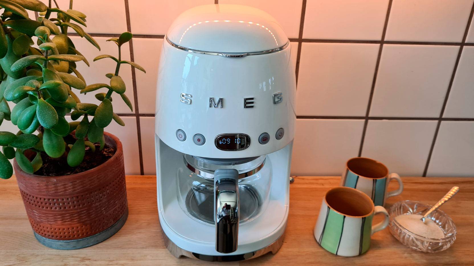Imageof the Smeg DFC02 coffee machine waiting to be tested