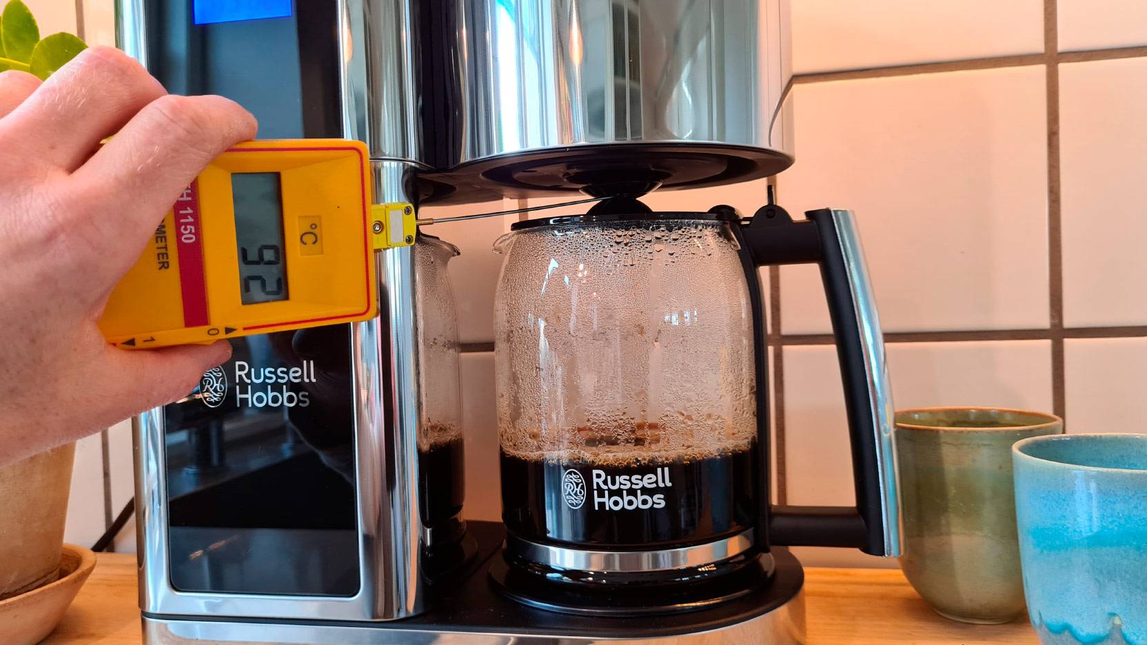 Image of measuring temperature while brewing coffee in Russell Hobbs Elegance
