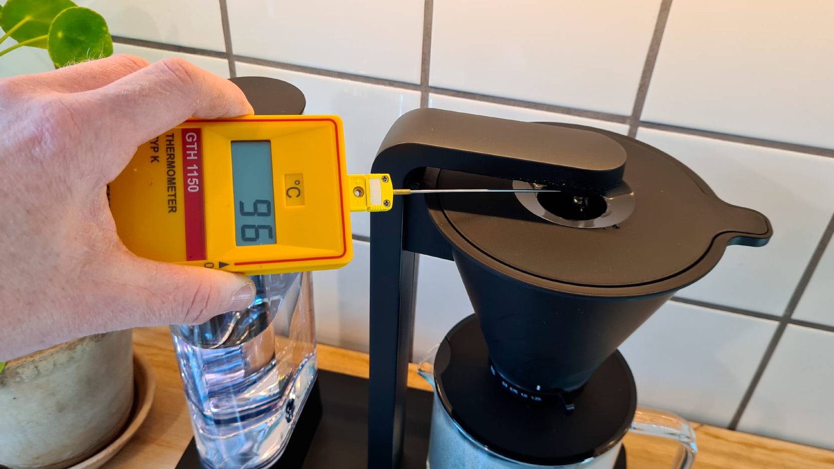 Image of the measurement of the brewing temperature on Wilfa’s Svart Performance coffee machine