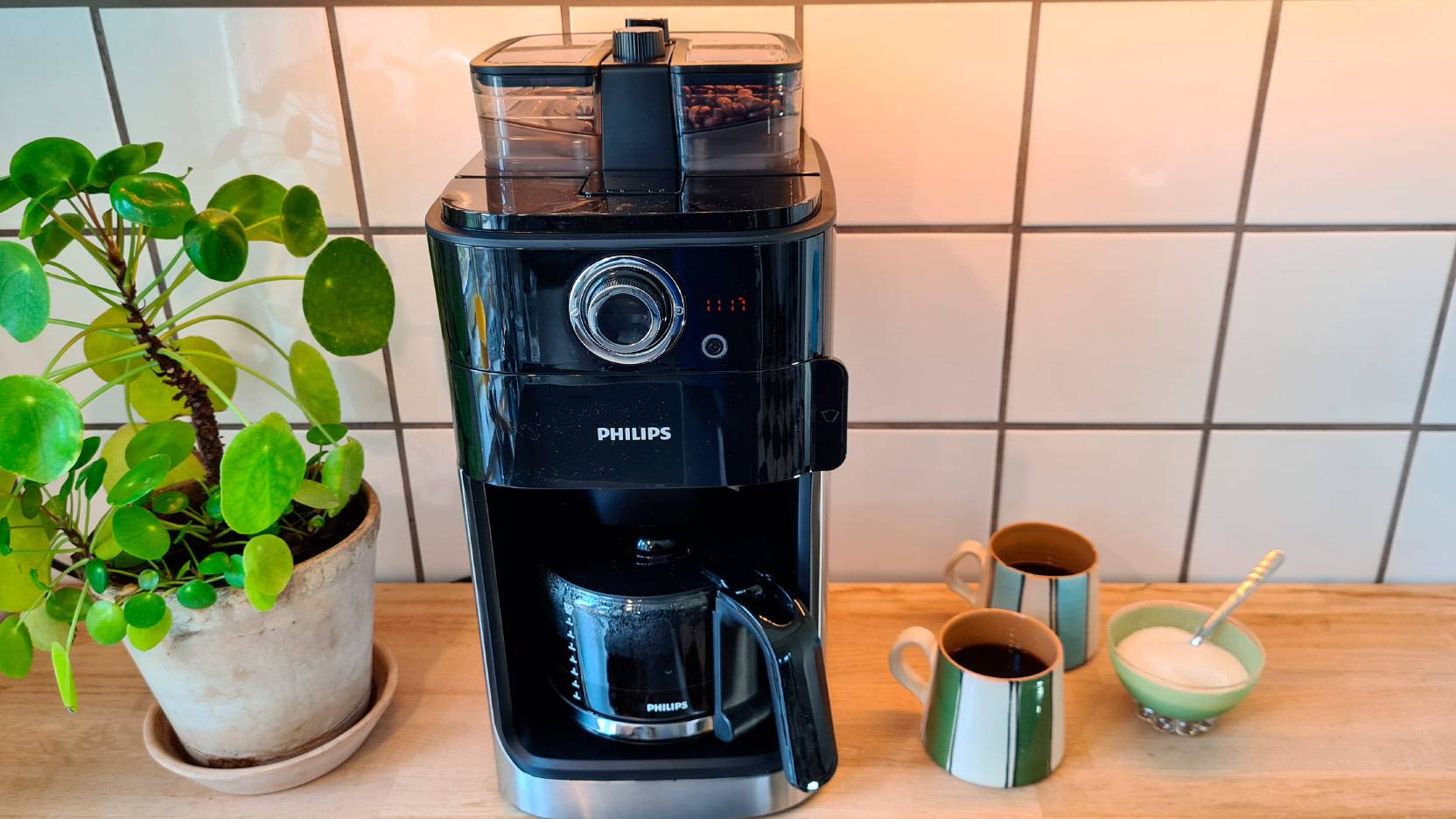 Image of Philips Grind and Brew HD7769 coffee machine with two-section container for whole coffee beans