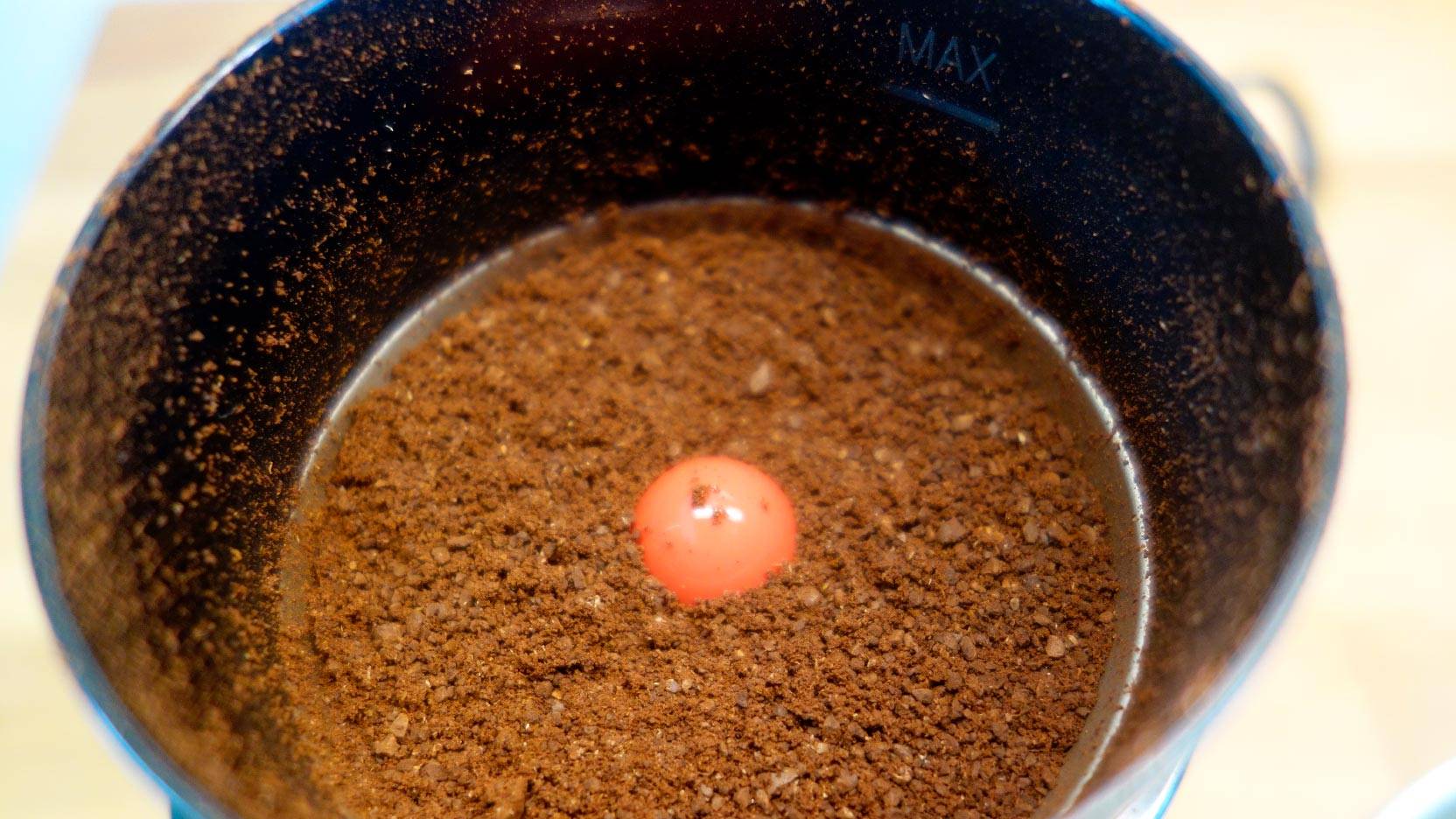 Image of ground coffee in the Bodum Bistro coffee mill