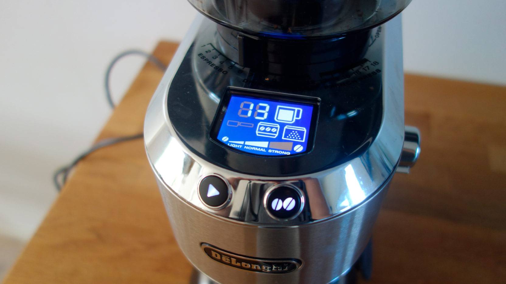 Image of the blue display with the many options on Delonghi KG521 coffee grinder