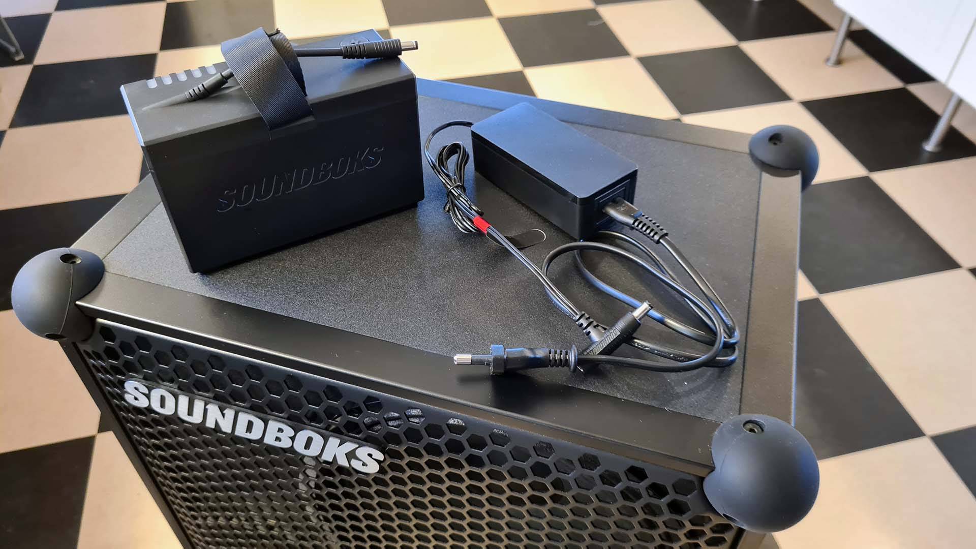 Image from test of Bluetooth speaker Soundboks Gen 3 - battery and charger