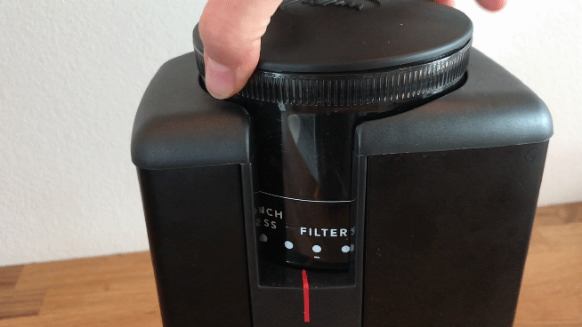 GIF of adjusting the grind size of the coffee beans in Wilfa Svart Classic Aroma CGWS-130B