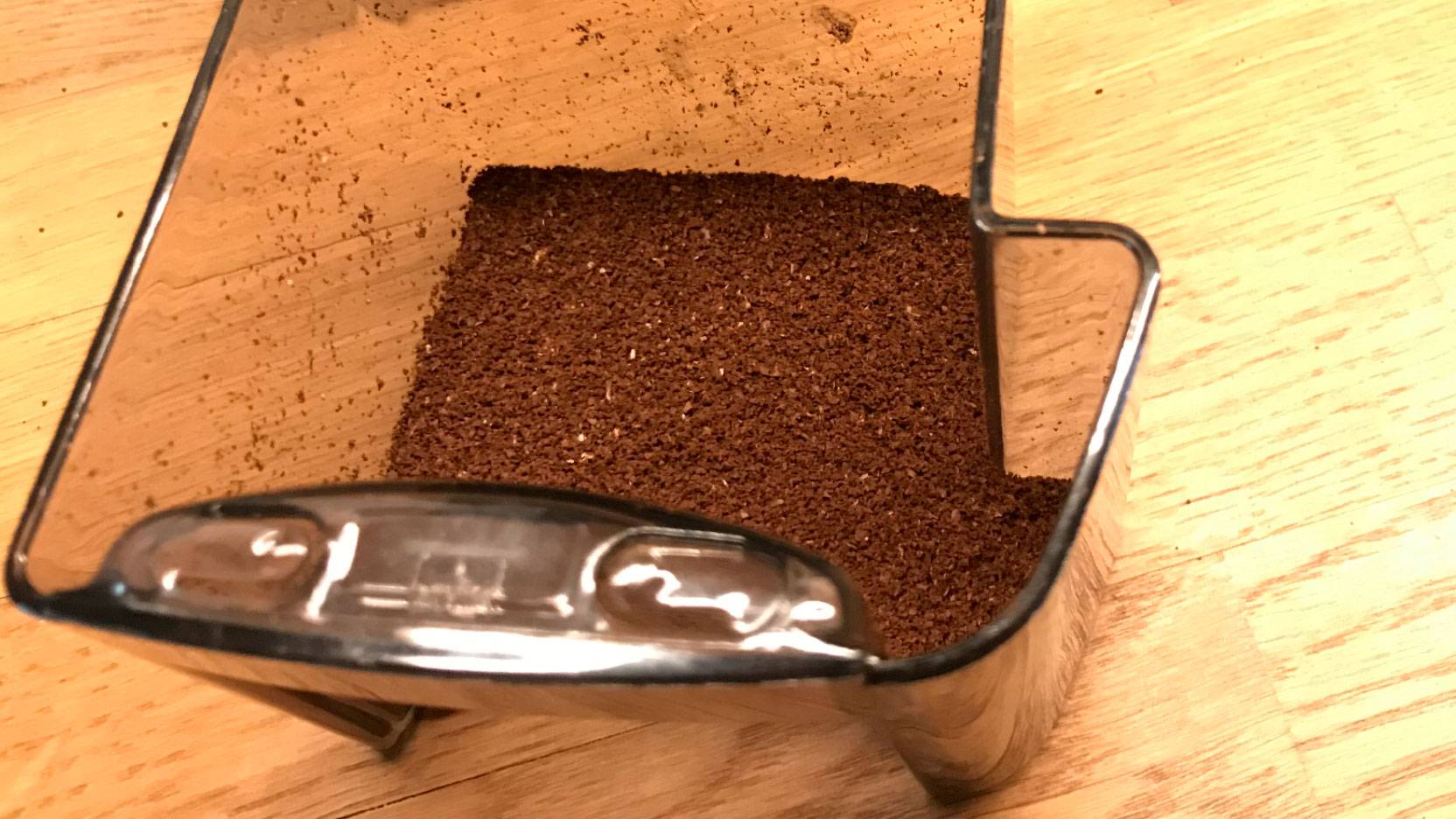 Image of freshly ground coffee in the container for the Wilfa Svart Classic Aroma CGWS-130B coffee grinder