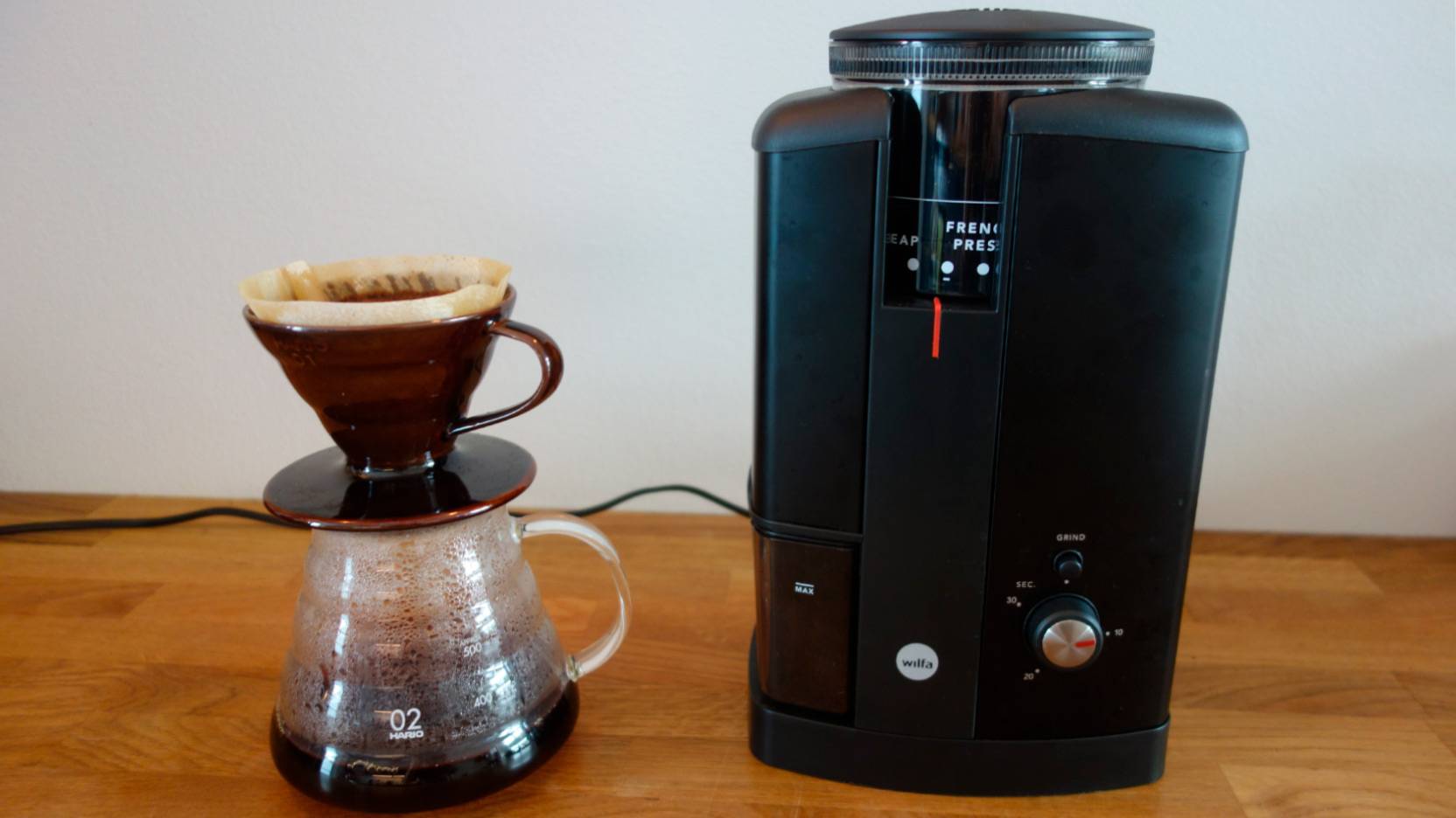 Image of the Wilfa Svart Classic Aroma CGWS-130B coffee grinder and a pot of filter coffee