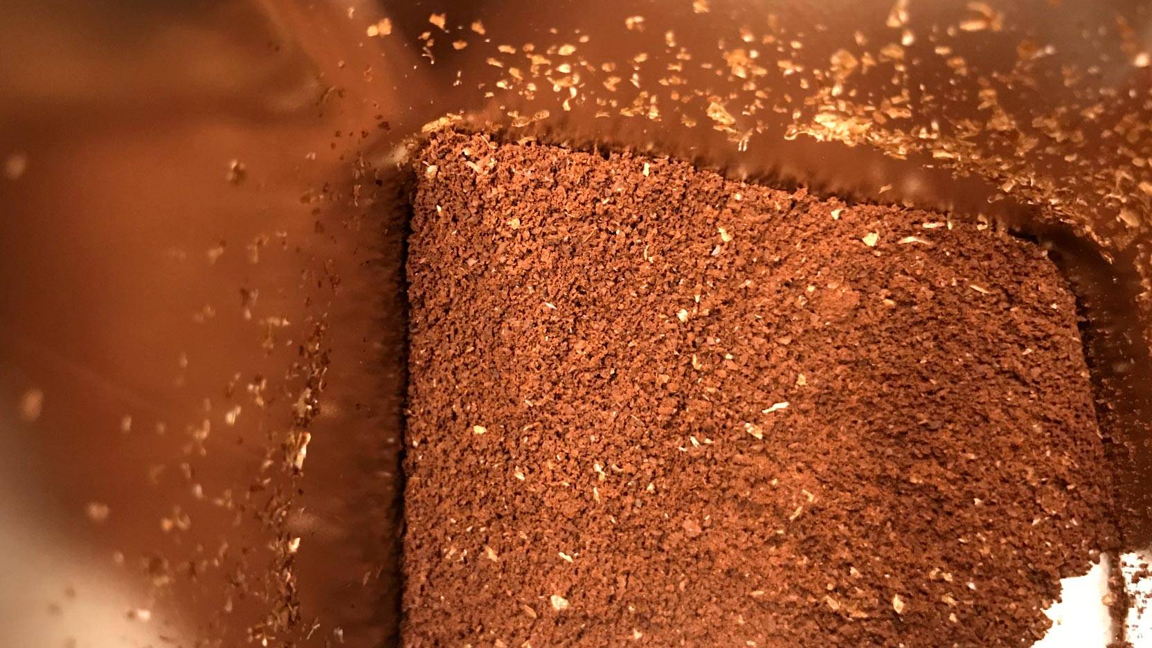 Image of freshly ground coffee in the antistatic container in Wilfa Uniform